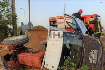 Traktör yüklü kamyonetle otomobil çarpıştı: 4 yaralı