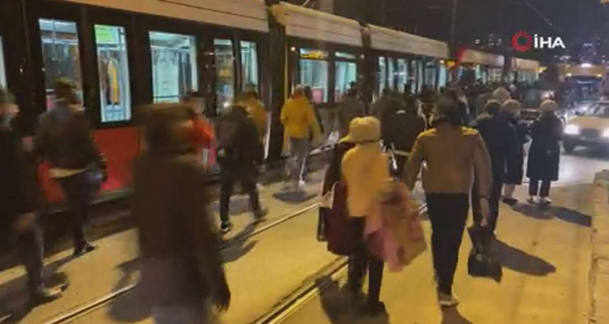 Tramvay trafikte ilerleyemedi, vatandaşlar raylardan yürüdü