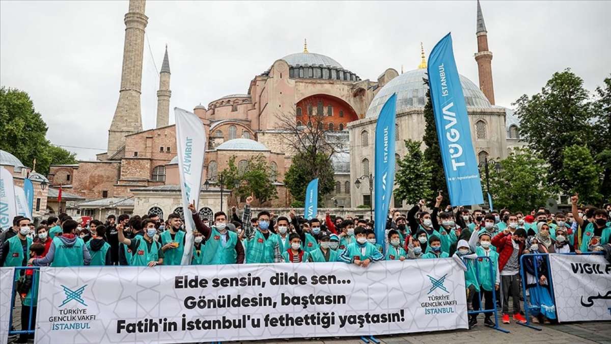 TÜGVA sabah namazının ardından Ayasofya-i Kebir Camii önünde İstanbul'un fethi programı düzenle