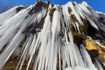 Tunceli’de havalar soğudu, 'Ağlayan Kayalar' buz tuttu