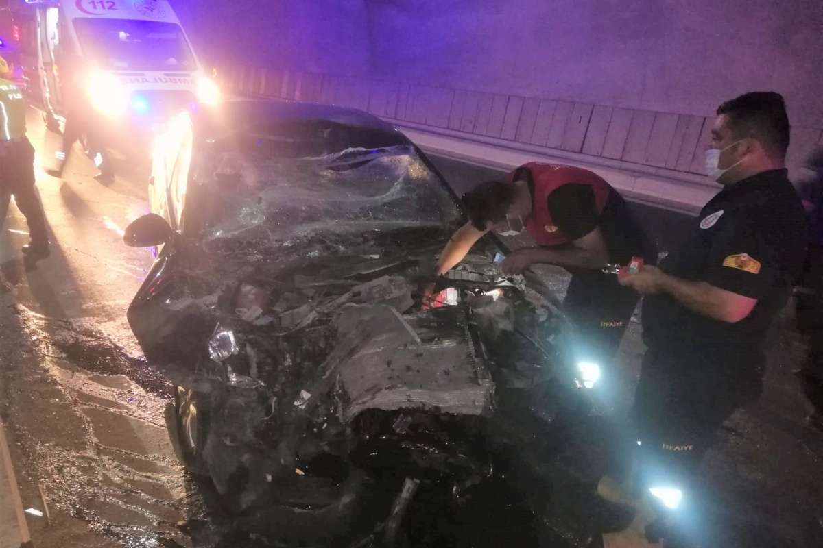 Tünelde otomobil kamyona çarptı: 1 ölü
