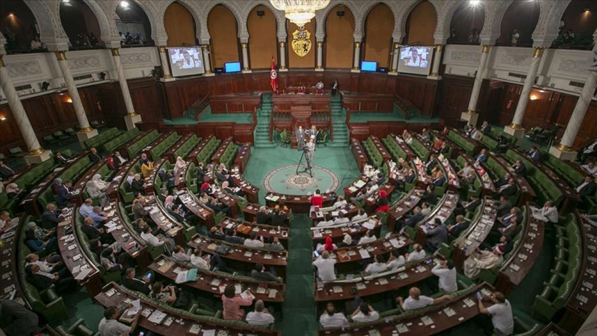 Tunus Meclisindeki partilerin çoğu Cumhurbaşkanı Said'in darbe girişimini anayasaya aykırı bulu