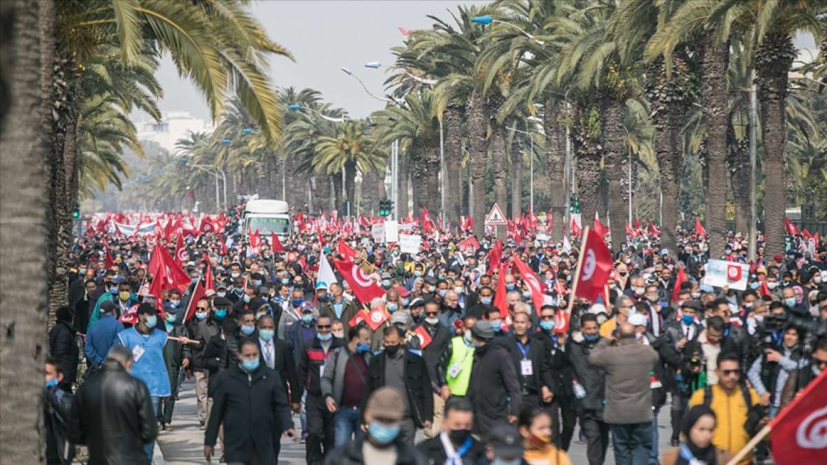 Tunus'ta Nahda Hareketinin 'ulusal birlik' temalı yürüyüş çağrısıyla binlerce kişi so