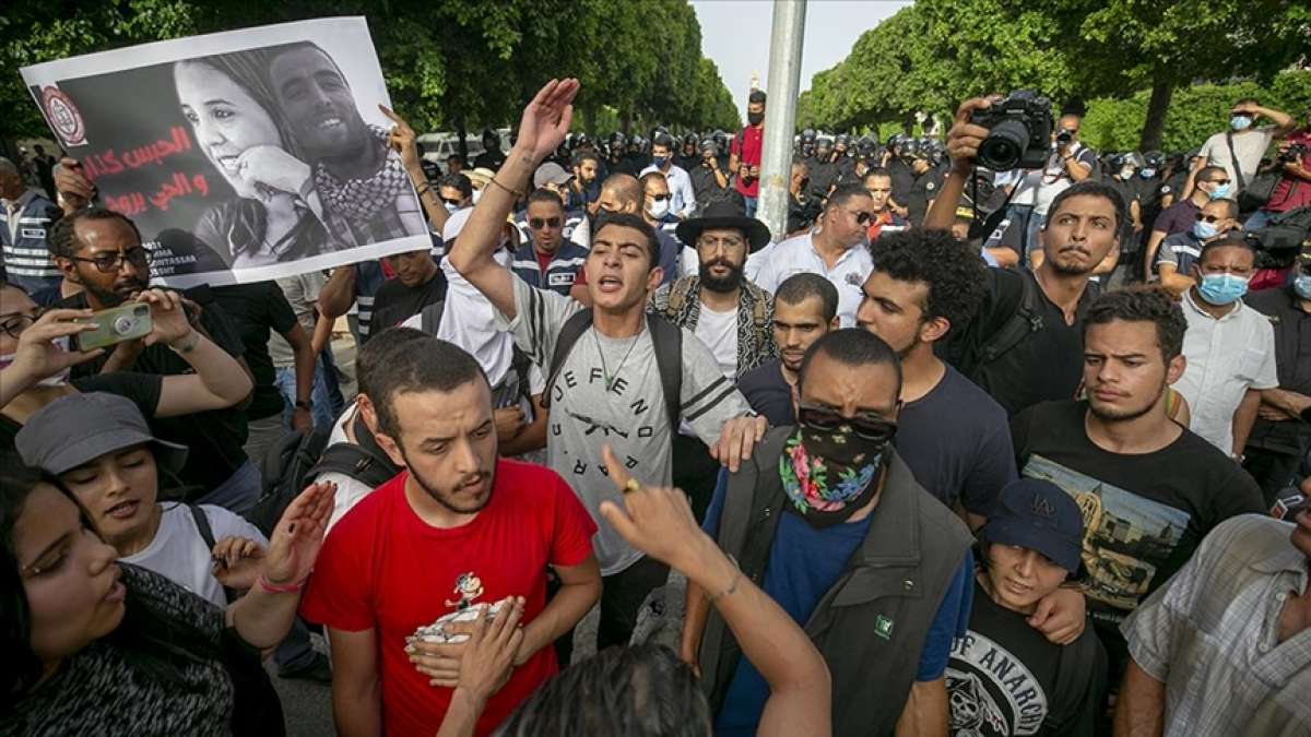 Tunus'ta, polisin göstericilere yönelik müdahalesi protesto edildi