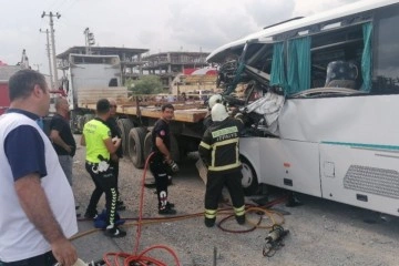 Tur midibüsü tıra arkadan çarptı: 1 ölü, Rus uyruklu 5 turist yaralı
