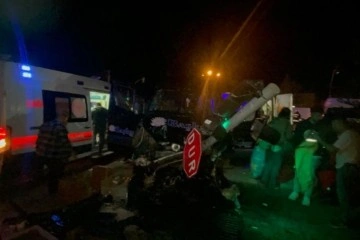Tur minibüsü ile otomobil çarpıştı: 20 kişi yaralandı
