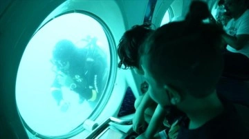 Turistik denizaltı 'Nemo Primero' mavi derinliklere indi