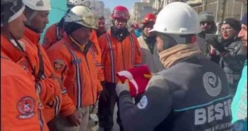 Türk arama kurtarma ekibinden Venezüellalı ekibe Türk bayrağı hediyesi