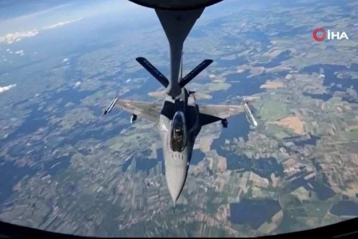 Türk askeri tanker uçağından Polonya F-16'larına havada yakıt ikmali