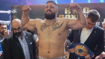 Türk boksör Umut Camkıran, Alen Lauirolle'i teknik nakavtla yendi