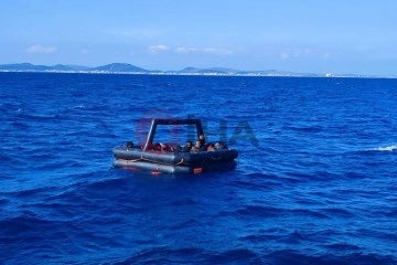 T&uuml;rk kara sularına geri itilen 13 d&uuml;zensiz g&ouml;&ccedil;men kurtarıldı