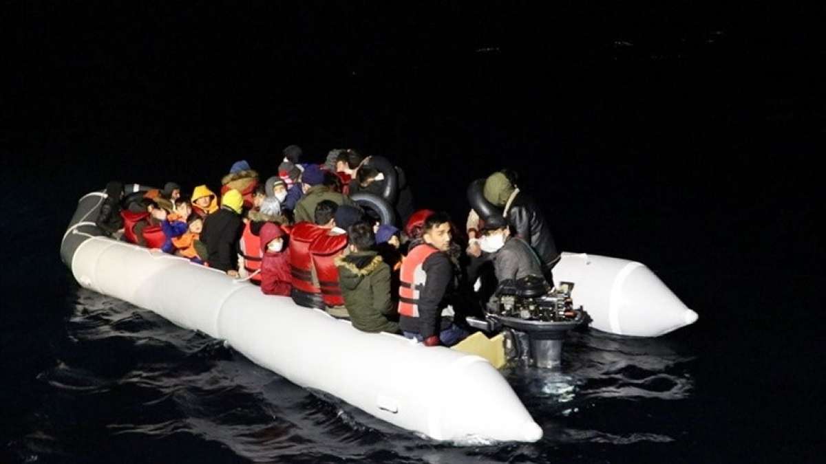 Türk kara sularına geri itilen 250 sığınmacı kurtarıldı