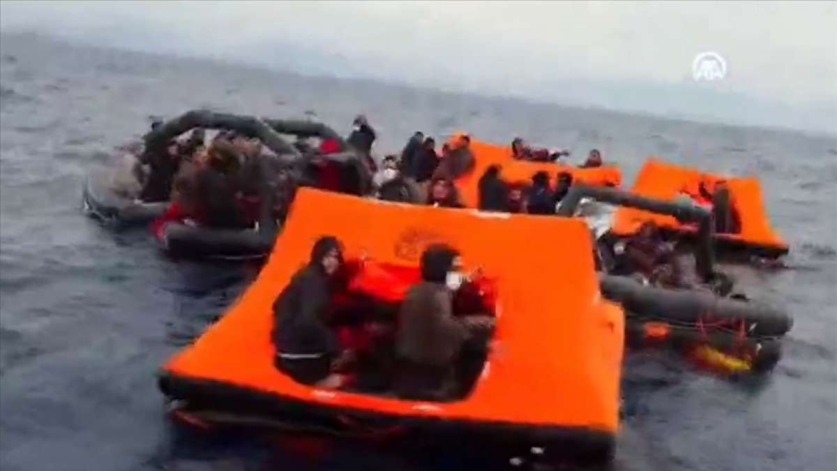 Türk kara sularına itilen 158 sığınmacı sahil güvenlik ekipleri tarafından kurtarıldı