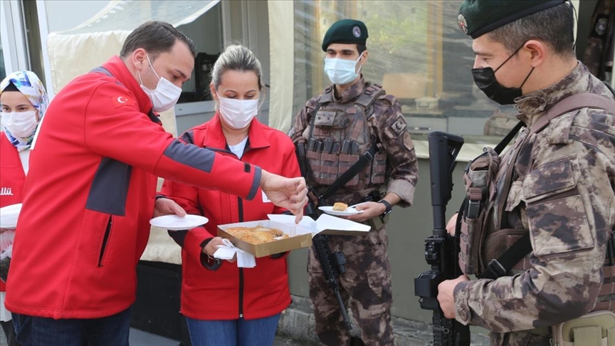 Türk Kızılay ekiplerinden güvenlik güçlerine çay ve baklava ikramı