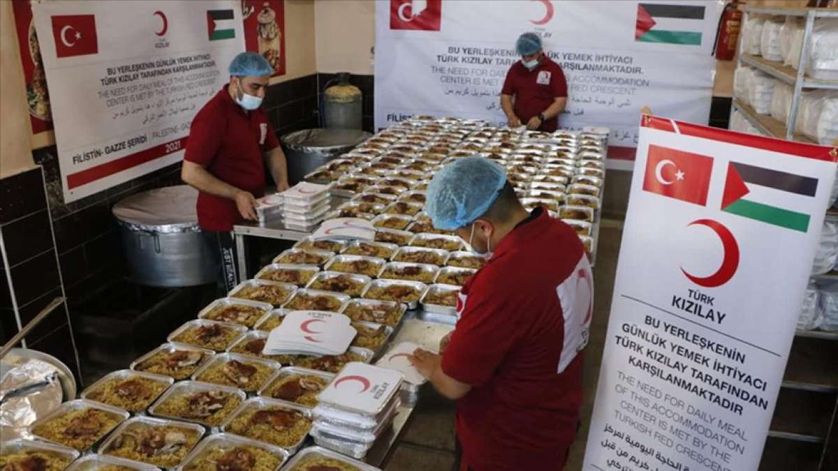 Türk Kızılay, Gazze'de okullara sığınanlara sıcak yemek dağıtımına başladı
