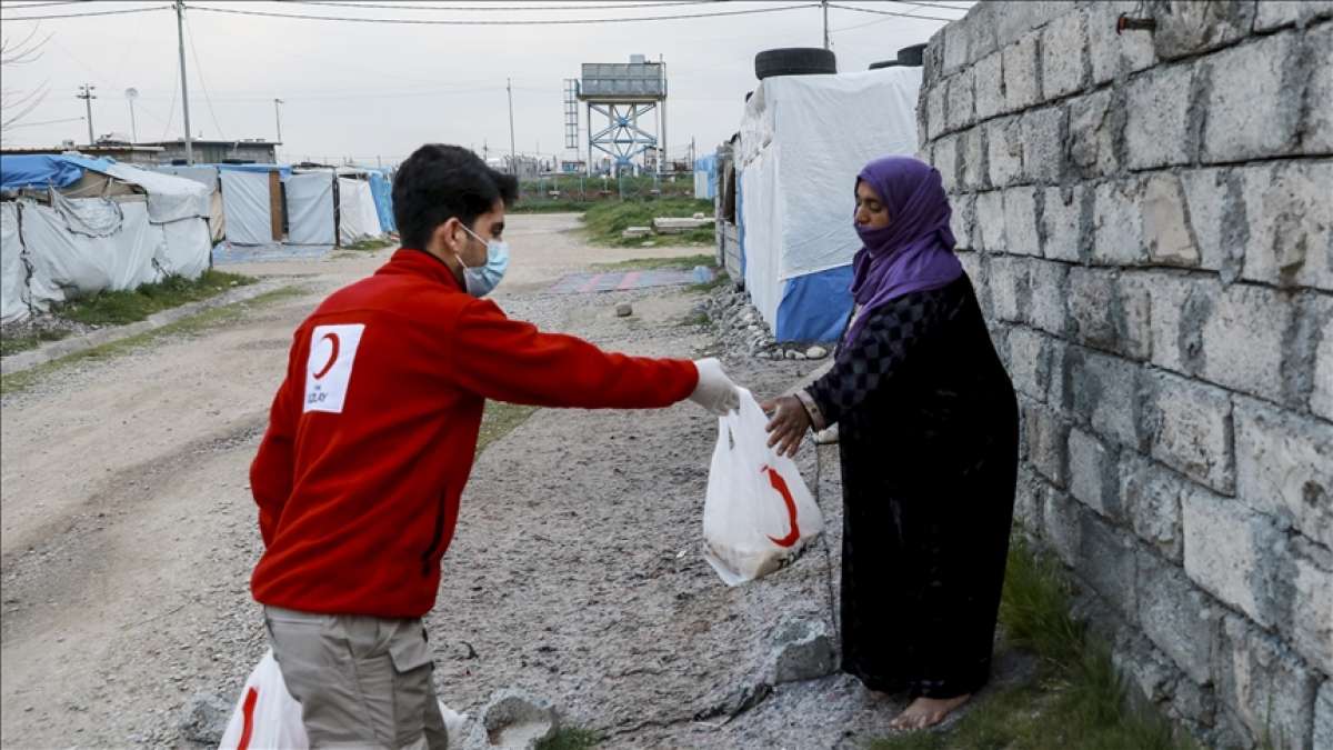 Türk Kızılaydan Erbil'de mülteci kampı sakinlerine ekmek yardımı