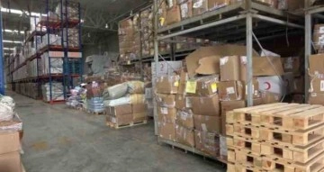 Türk Kızılayı lojistik deposundan deprem bölgesine yardım malzemeleri gönderiliyor