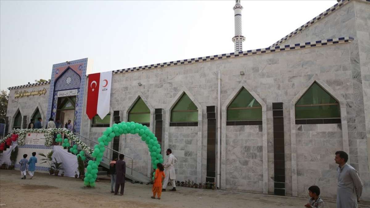Türk Kızılayın Pakistan'da yeniden inşa ettiği asırlık Hazreti İbrahim Camisi ibadete açıldı