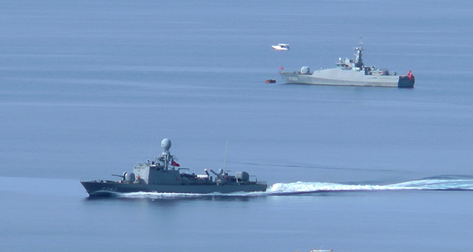 Türk savaş gemisi ve hücum botları Kardak'ta beklemeye başladı
