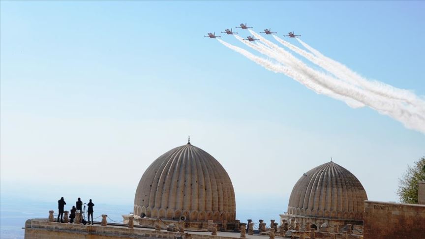 ’Türk Yıldızları’ Mardin semalarında gösteri uçuşu yaptı