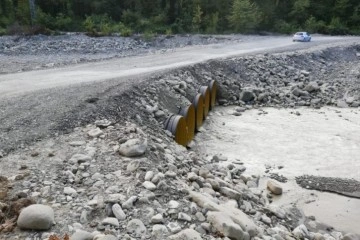Türkeli'de sağanak yağış nedeniyle geçici köprü ulaşıma kapatıldı