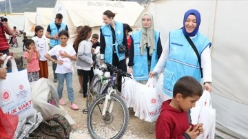 T&uuml;rkiye Diyanet Vakfının "İyilik Vakti" kampanyasıyla 17 bin &ccedil;ocuğa bayramlık