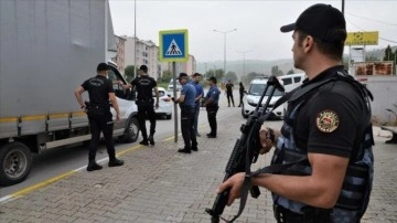 Türkiye geneli eş zamanlı "huzur güven" uygulamalarında aranan 1270 kişi yakalandı