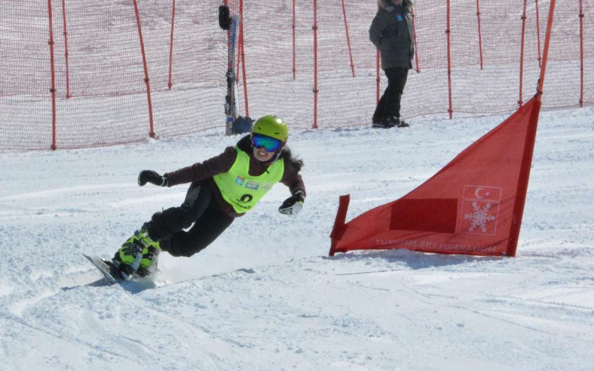 Türkiye Snowboard Şampiyonasında 130 sporcu ter döktü