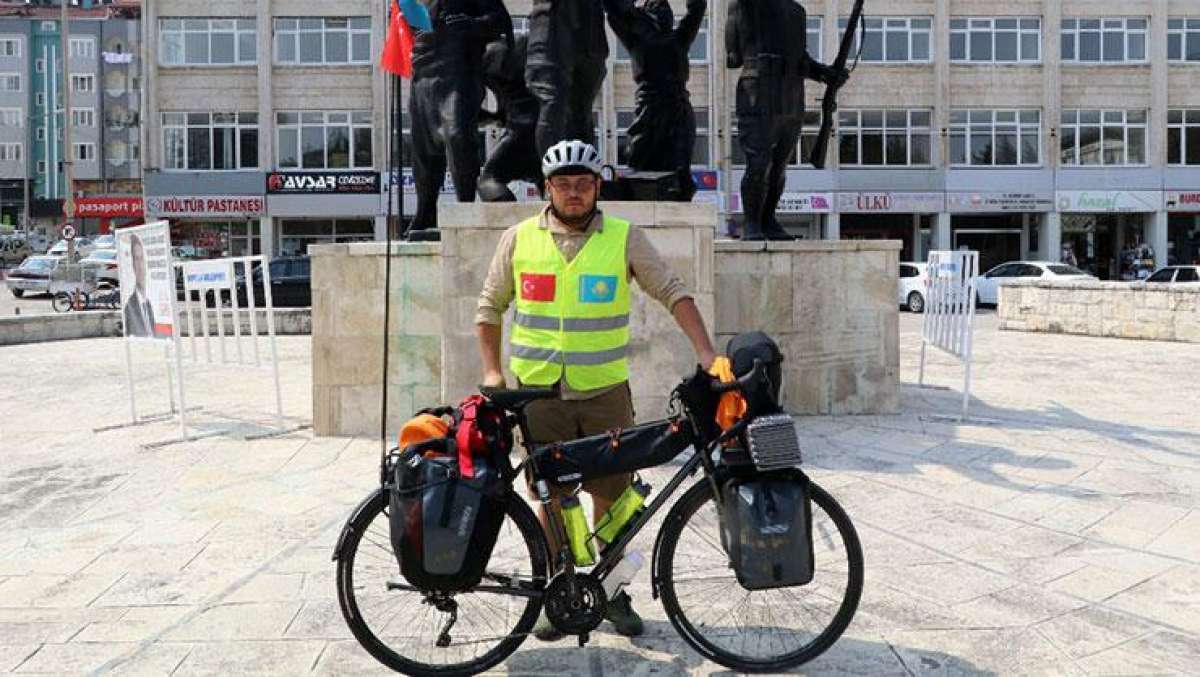 Türkiye turuna çıkan Kazak bisikletçi Burdurda