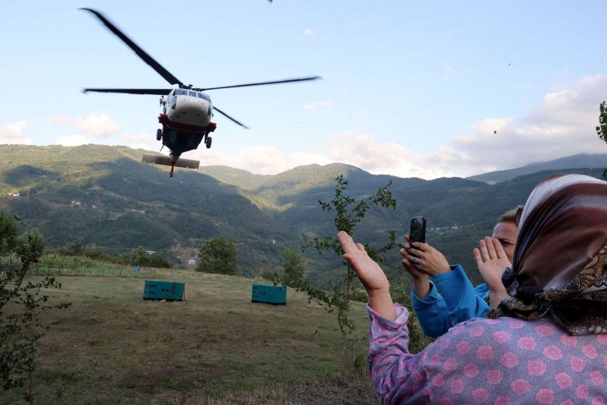 Türkiye'de ilk kez askeri helikopterle jeneratör nakledildi