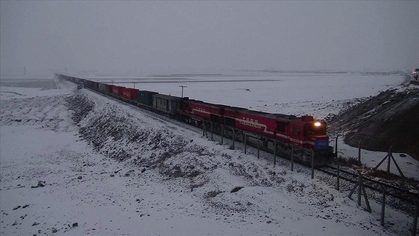 Türkiye'den Çin'e gidecek ilk blok ihracat treni Kars'tan Gürcistan'a uğurlandı