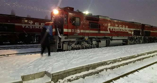 Türkiye'den Çin'e giden ilk ihracat treni Kars'tan Gürcistan'a hareket etti