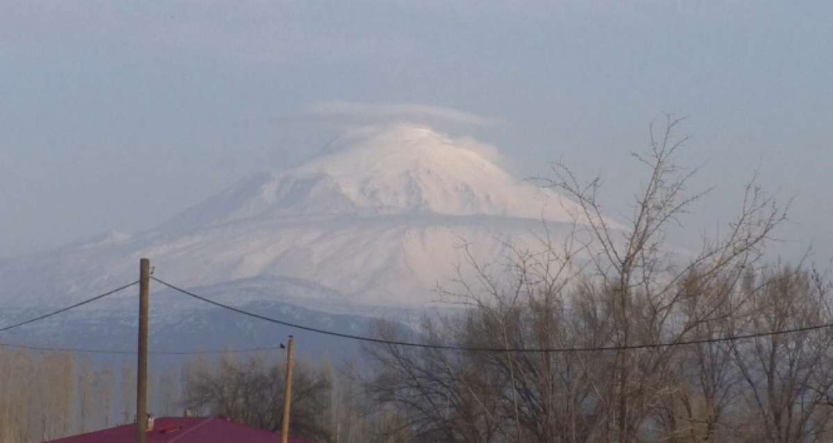 Türkiye'nin çatısı Ağrı Dağı'nda karlar erimeye başladı