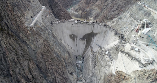 Türkiye'nin en yüksek yüksek barajının tamamlanmasına 25 metre kaldı
