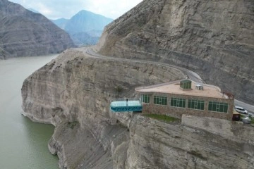 Türkiye'nin göl tabanlı en uzun ve en geniş cam terası ziyaretçilerini ağırlıyor