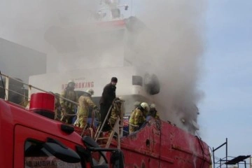 Tuzla’da bakımda olan yağ tankerinde yangın çıktı