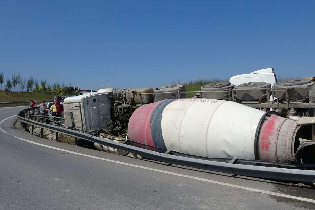 Tuzla'da beton mikseri yola devrildi: 1 yaralı