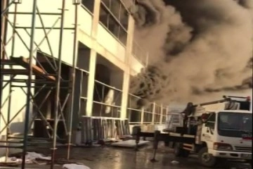 Tuzla'da fabrikanın deposu alev alev yandı
