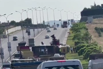 Tuzla'da hafriyat kamyonu devrildi, vatandaşlar yardıma koştu