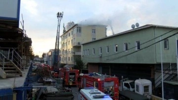 Tuzla&rsquo;da korkutan yangın: 4 katlı binanın çatısı alev alev yandı