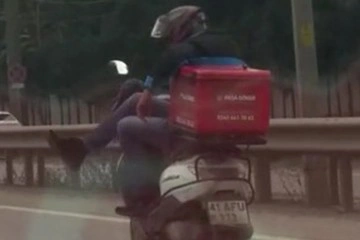 Tuzla’da motosiklette ‘bacak bacak üstüne yolculuk’ kamerada
