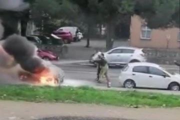 Tuzla’da park halindeki otomobil alev alev yandı