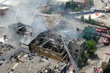 Tuzla’da patlamanın ardından yanan fabrikada 7 kişi yaralandı, 3 kişiden haber alınamıyor