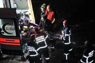 Uçurumdan düşerek yaralanan vatandaşı itfaiye ekipleri kurtardı