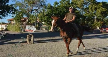 Ukrayna-Rusya savaşına tepki gösterip atıyla Türkiye turuna çıktı