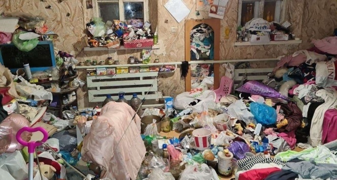 Ukrayna'da çöp yığınıyla dolu evden kurtulmaya çalışan çocuklar polisi aradı