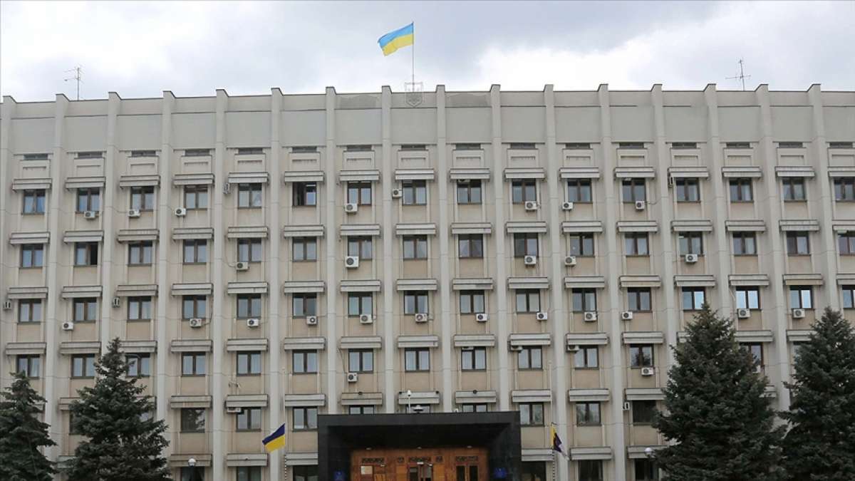 Ukrayna'da el bombası taşıdığını iddia eden bir kişi hükümet binasına girdi