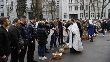 Ukrayna'da Hıristiyan Ortodokslar, Paskalya Bayramı'nı savaşın gölgesinde kutluyor
