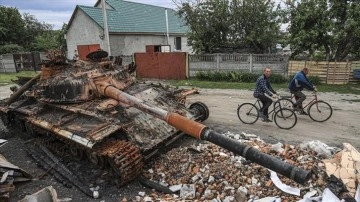 Ukrayna'daki çatışmalarda enkaza dönen Zahaltsi köyünde savaşın izleri silinmeye çalışılıyor