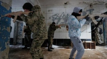 Ukrayna'dan savaşa hazırlığı andıran hamle! Gönüllülere silah kullanmayı öğretiyorlar